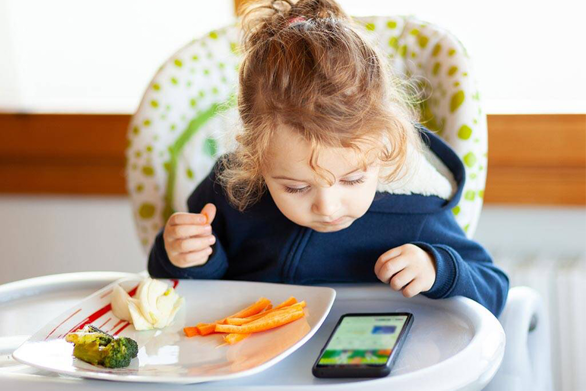 Ребенок с планшетом за столом