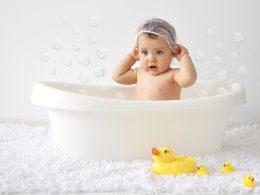 малыш в ванной