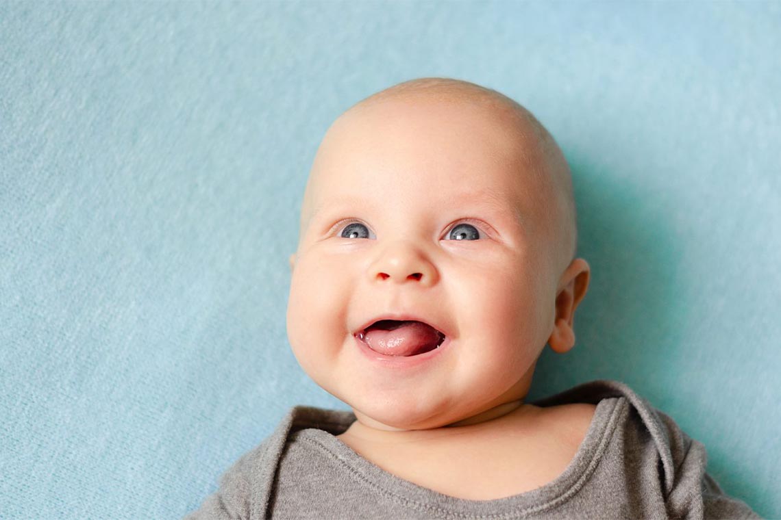 Включи нормальные для детей. 3 Месяца ребенку. Радостный младенец. Фото на 3 месяца ребенку. Малыш 3 месяца улыбается.