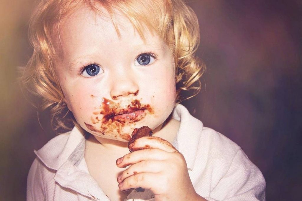 ребенок измазанный шоколадом