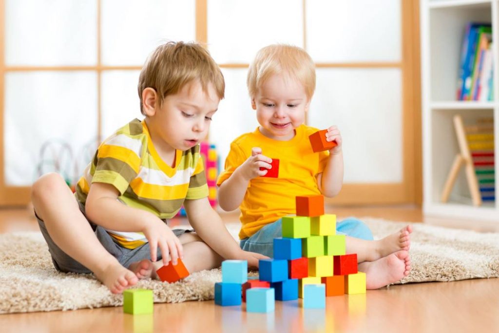 дети играют с кубиками 