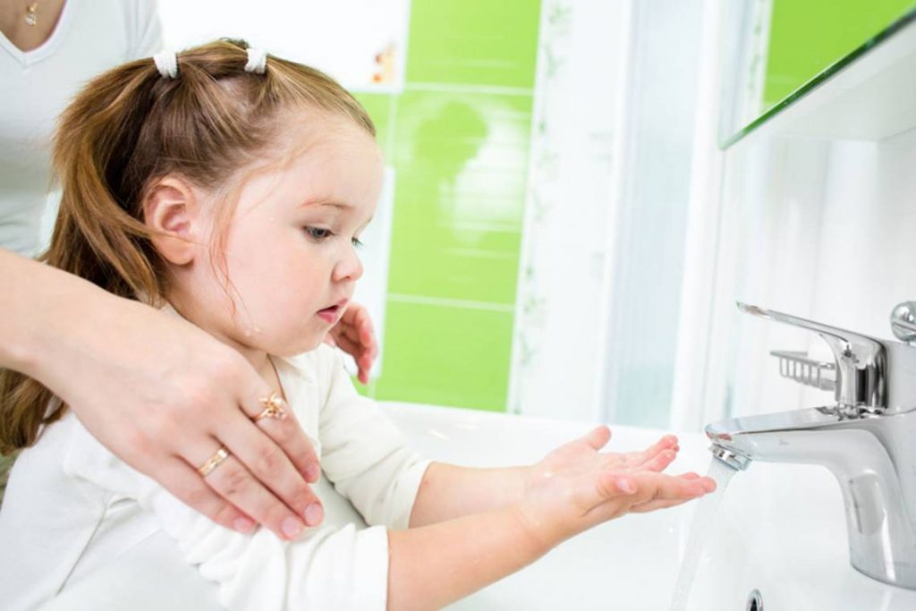 ребенок моет руки 