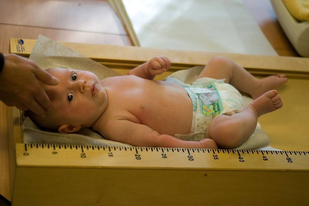 измеряют рост у новорожденного 
