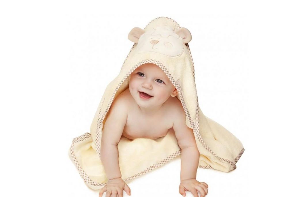 ребенок в полотенце после купания