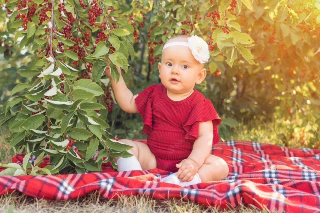 ребенок тянется к ягодам