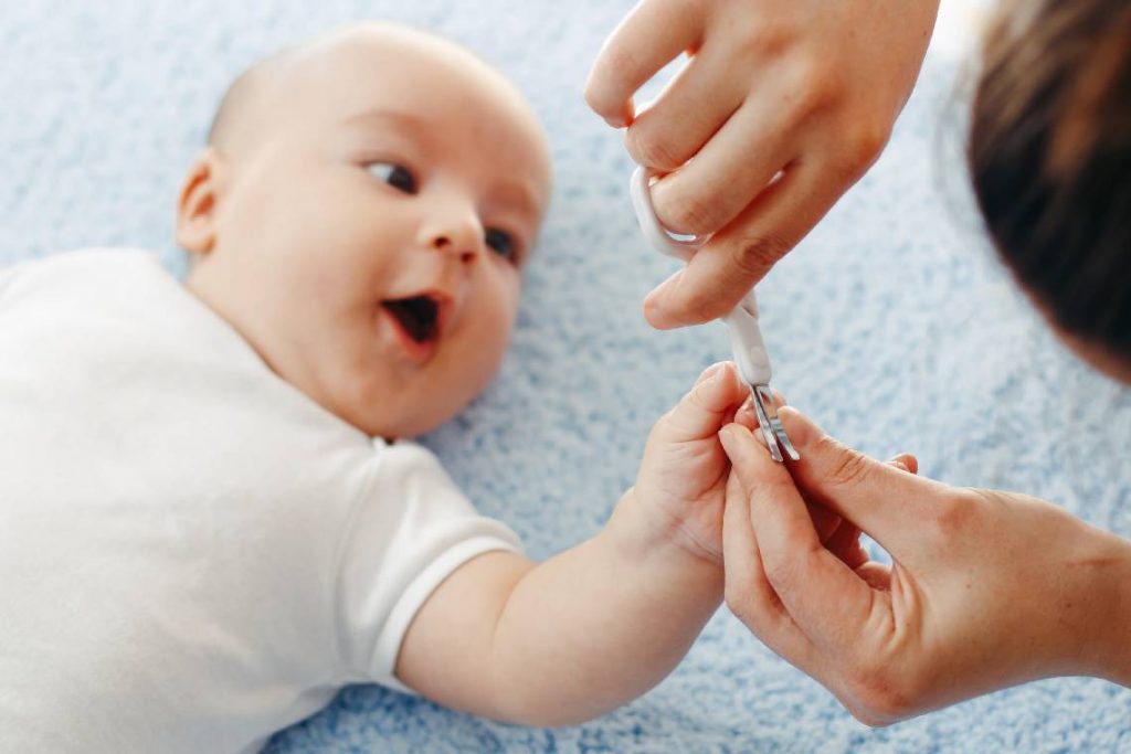 подстригают ногти ребенку 