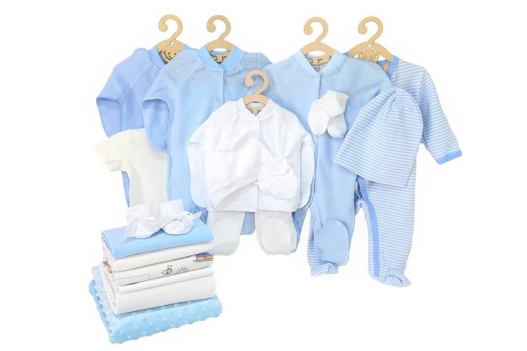 вещи для малыша голубого и белого цвета