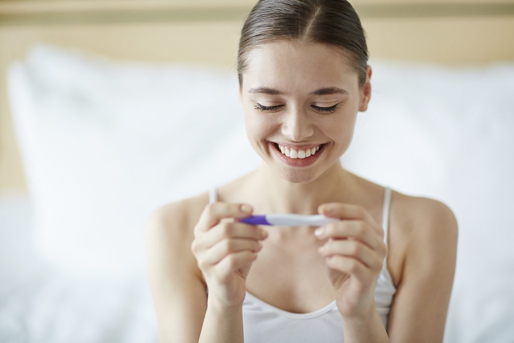 девушка с положительным тестом на беременность