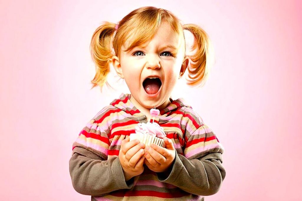 ребенок с кексом проявляет эмоции 
