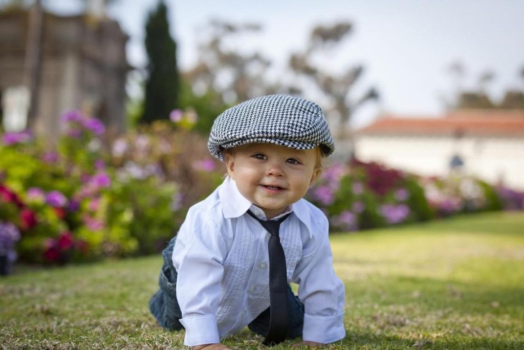 маленький  мальчик в костюме и кепке 