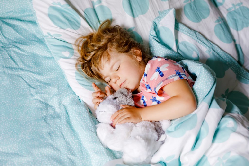 ребенок сладко спит с игрушкой 