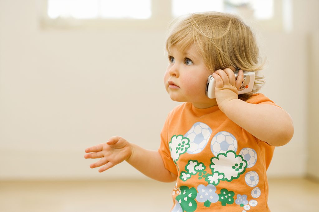 ребенок говорит по телефону 