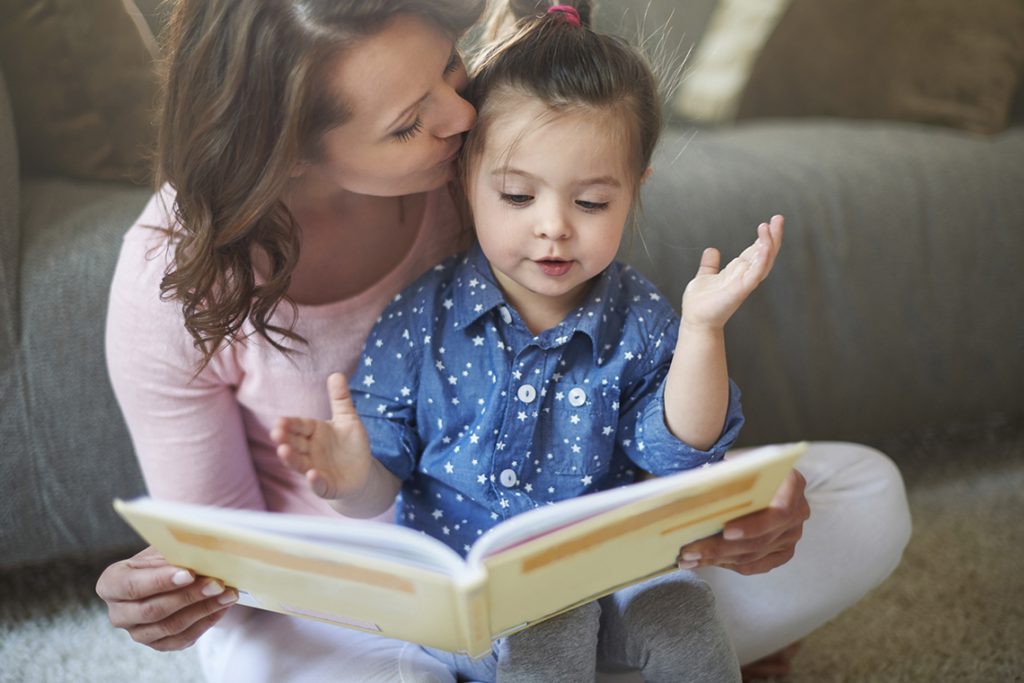 мама с ребенком читает