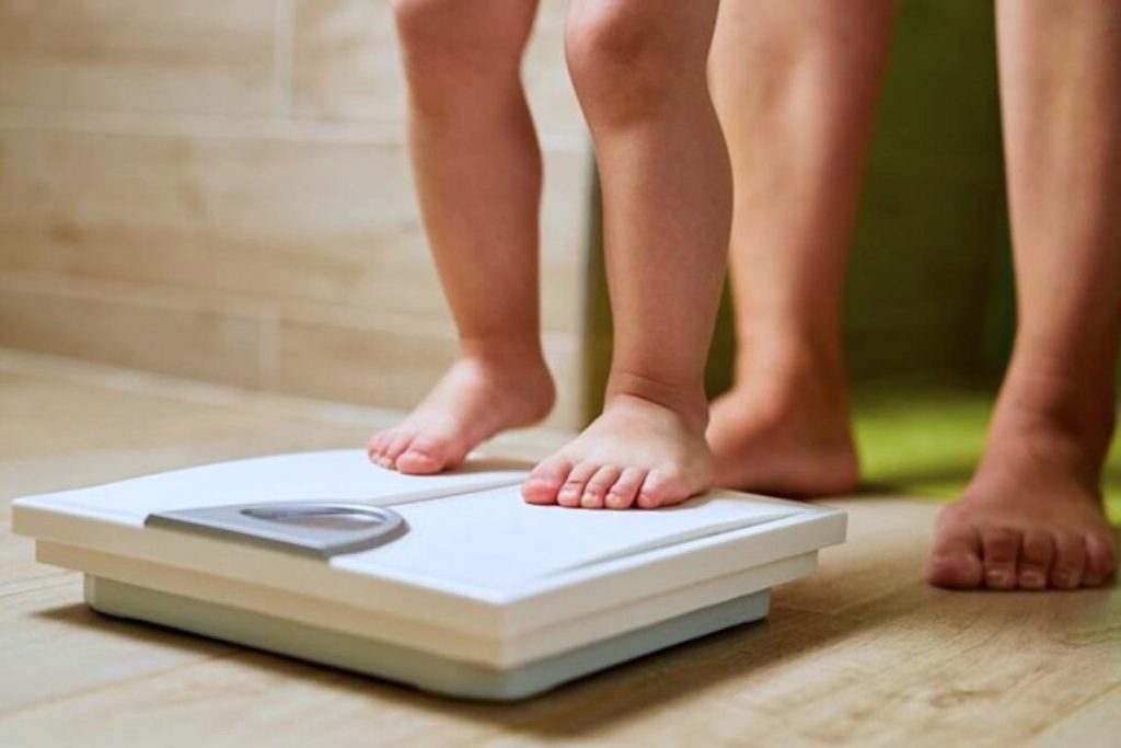 измерение веса ребенка 