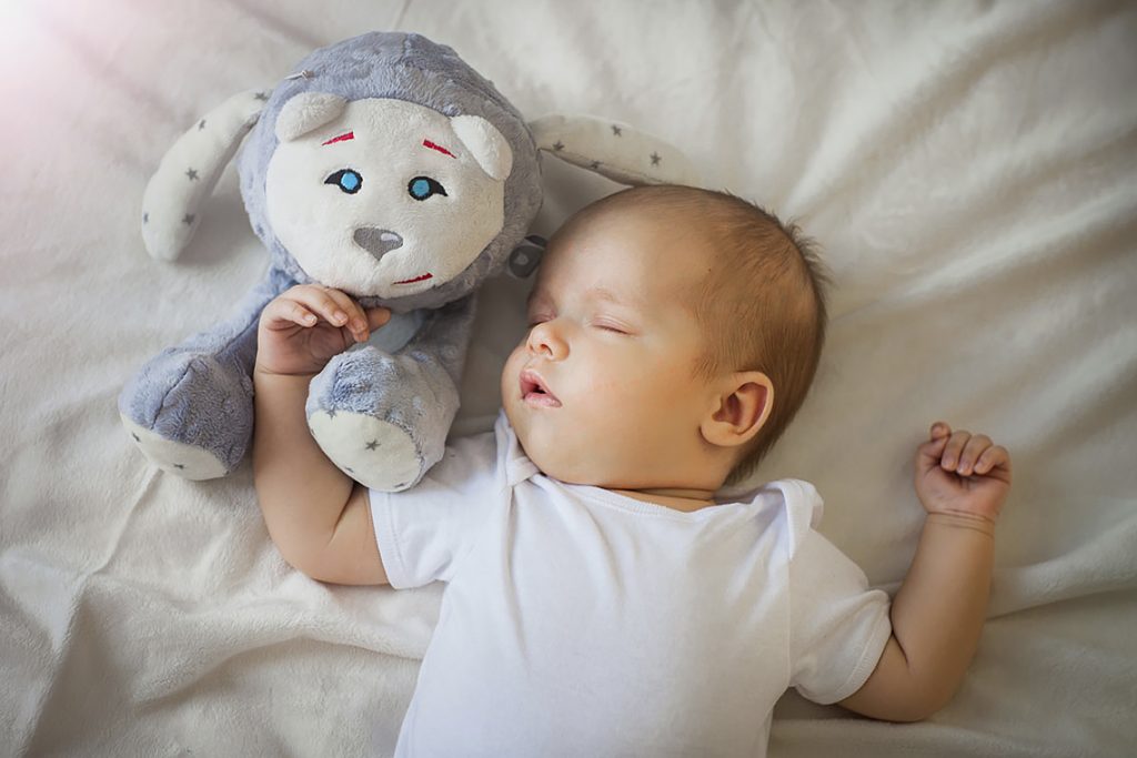 малыш с игрушкой спит