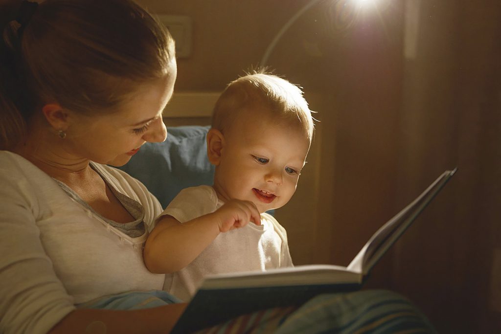мама читает малышу