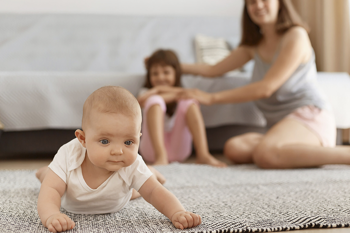 малыш ползает на ковре
